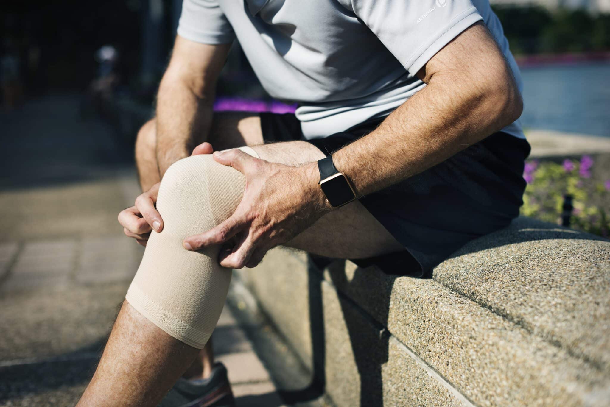 elderly-man-having-knee-injury receiving treatment at Edmonton Physiotherapy clinic Vertex Physiotherapy